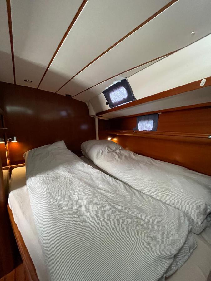 Beautiful And Comfortable Sailboat With Secure Parking Available Hotel Barcellona Esterno foto