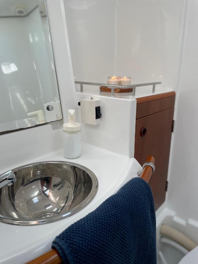 Beautiful And Comfortable Sailboat With Secure Parking Available Hotel Barcellona Esterno foto