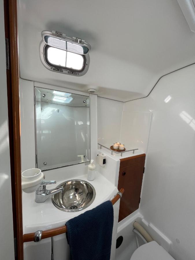 Beautiful And Comfortable Sailboat With Secure Parking Available Hotel Barcellona Esterno foto